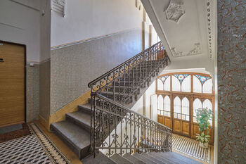Interiér bytového domu bez výtahu - Pronájem bytu 2+1 v osobním vlastnictví 63 m², Praha 2 - Vinohrady