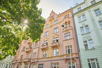 Pohled na dům z ulice - Pronájem bytu 2+1 v osobním vlastnictví 63 m², Praha 2 - Vinohrady 