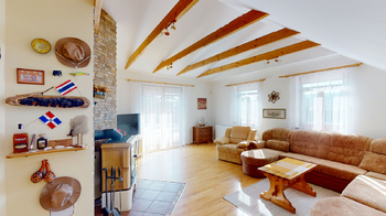Obývací místnost s krbem - Prodej chaty / chalupy 160 m², Cheznovice