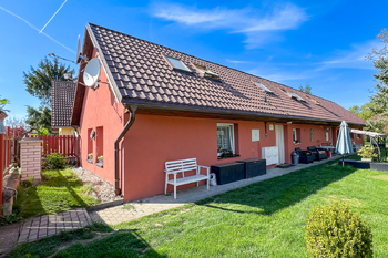 Pohled na dům od vstupu na pozemek - Prodej domu 186 m², Radovesnice II 