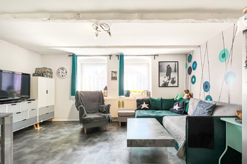 Obývací pokoj s kuchyňským koutem - Prodej domu 186 m², Radovesnice II