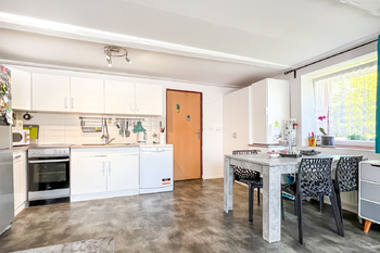 Obývací pokoj s kuchyňským koutem - Prodej domu 186 m², Radovesnice II