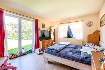 Obývací pokoj - ložnice  - Prodej domu 186 m², Radovesnice II