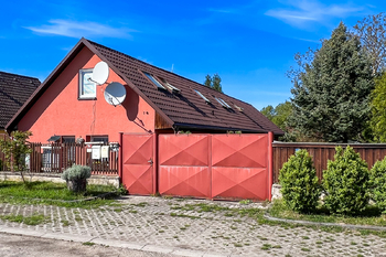 Pohled na dům z ulice - Prodej domu 186 m², Radovesnice II