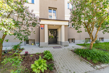 Vstup do bytového domu - Prodej bytu 2+1 v osobním vlastnictví 53 m², Praha 6 - Veleslavín