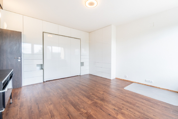 Pokoj se zaklopenou postelí - Pronájem bytu 1+1 v osobním vlastnictví 41 m², Praha 4 - Krč