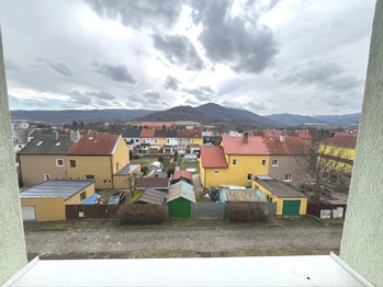 Pohled z okna - Prodej bytu 3+1 v družstevním vlastnictví 73 m², Klášterec nad Ohří