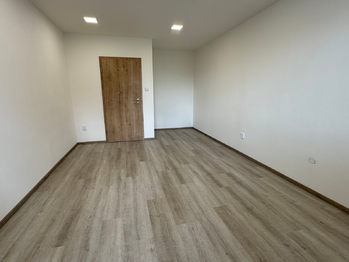 pokoj s vstupem na lodžii - Pronájem bytu 2+1 v osobním vlastnictví 54 m², Kladno