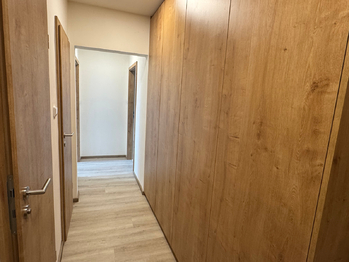 chodba s vestavěnou skříní - Pronájem bytu 2+1 v osobním vlastnictví 54 m², Kladno