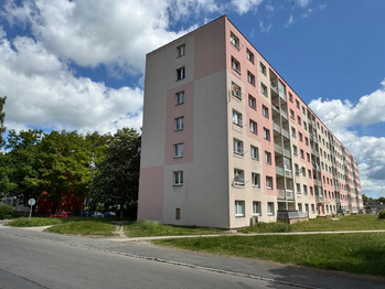 pohled na dům z ulice - Pronájem bytu 2+1 v osobním vlastnictví 54 m², Kladno
