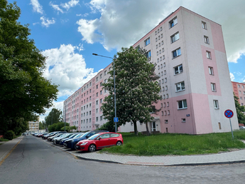pohled na dů z ulice - Pronájem bytu 2+1 v osobním vlastnictví 54 m², Kladno