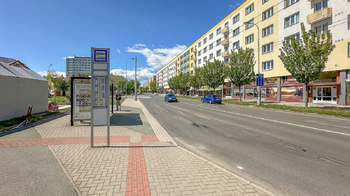 Zastávka MHD před domem - Prodej bytu 3+1 v osobním vlastnictví 74 m², Hradec Králové