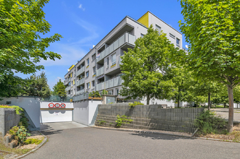 vjezd do garáže - Prodej bytu 2+kk v osobním vlastnictví 45 m², Praha 10 - Uhříněves