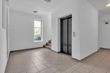 společná chodba s výtahem - Prodej bytu 2+kk v osobním vlastnictví 45 m², Praha 10 - Uhříněves