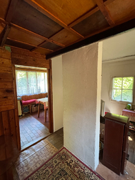 pohled z hlavního prostoru na verandu - Prodej chaty / chalupy 50 m², Libeř
