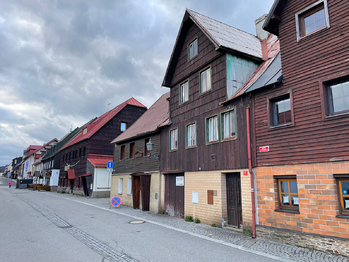 Reálný pohled od parkoviště - Prodej domu 150 m², Boží Dar