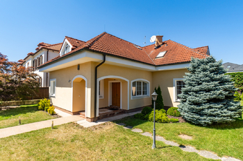 Pronájem domu 280 m², Průhonice