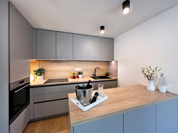 Kuchyňský kout se spotřebiči - Prodej domu 94 m², Prachatice