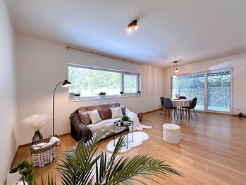 Obývací pokoj s kuchyňským koutem - Prodej domu 94 m², Prachatice