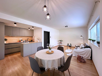 Obývací pokoj s kuchyňským koutem - Prodej domu 94 m², Prachatice