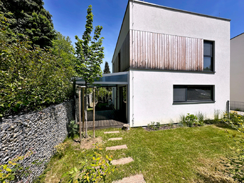 zahrada s dřevěnou zastřešenou terasou - Prodej domu 94 m², Prachatice