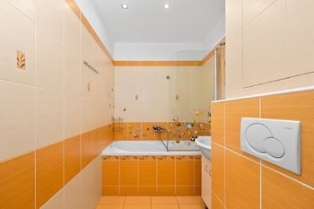 koupelna s WC - Prodej bytu 2+1 v osobním vlastnictví 65 m², České Budějovice