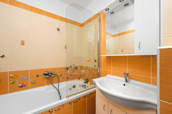 koupelna s WC - Prodej bytu 2+1 v osobním vlastnictví 65 m², České Budějovice