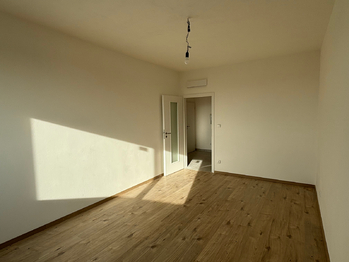 Ložnice - Prodej bytu 2+kk v osobním vlastnictví 68 m², Praha 9 - Dolní Počernice