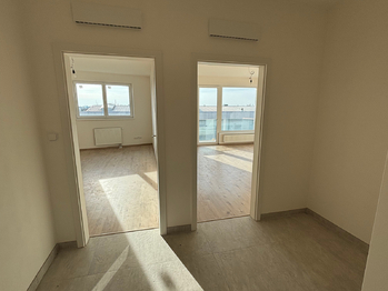 Pohled z chodby - Prodej bytu 2+kk v osobním vlastnictví 68 m², Praha 9 - Dolní Počernice