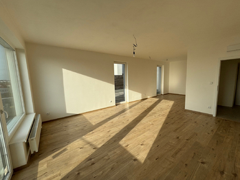 Obývací pokoj s balkonem a terasou - Prodej bytu 2+kk v osobním vlastnictví 68 m², Praha 9 - Dolní Počernice