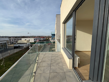 Balkon u obývacího pokoje - Prodej bytu 2+kk v osobním vlastnictví 68 m², Praha 9 - Dolní Počernice
