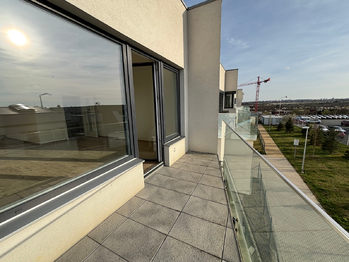 Balkon u obývacího pokoje - Prodej bytu 2+kk v osobním vlastnictví 68 m², Praha 9 - Dolní Počernice