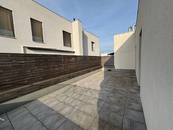Terasa u bytu 31 m2 - Prodej bytu 2+kk v osobním vlastnictví 68 m², Praha 9 - Dolní Počernice