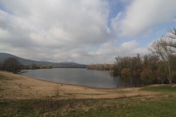 Pohled na rameno Labe v obci Píšťany - Prodej pozemku 9720 m², Žalhostice