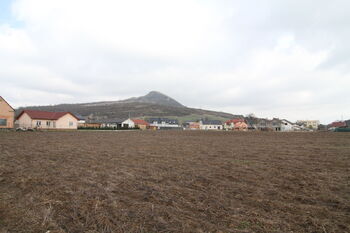 V okolí pozemku jsou již rodinné domy - Prodej pozemku 9720 m², Žalhostice