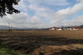 Pohled na pozemek s výhledem na České středohoří - Prodej pozemku 9720 m², Žalhostice