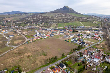 Pohled na pozemek z dronu - Prodej pozemku 9720 m², Žalhostice 