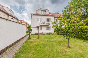 Pohled na dům ze zahrady - Pronájem bytu 3+1 v osobním vlastnictví 80 m², Praha 6 - Liboc