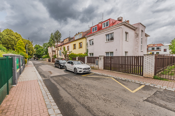Pohled na dům z ulice - Pronájem bytu 3+1 v osobním vlastnictví 80 m², Praha 6 - Liboc