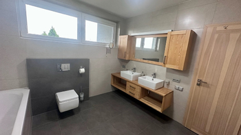 Hlavní koupelna - Prodej domu 140 m², Nehvizdy