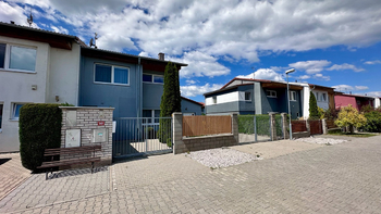Pohled u ulice - Prodej domu 140 m², Nehvizdy