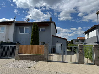 Pohled u ulice - Prodej domu 140 m², Nehvizdy