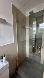 Toaleta přízemí - sprchový kout - Prodej domu 140 m², Nehvizdy