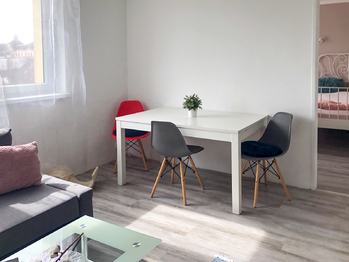 Obývací pokoj - Prodej bytu 2+1 v osobním vlastnictví 56 m², Písek