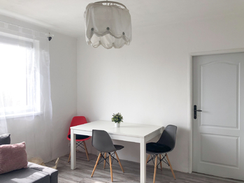 Obývací pokoj - Prodej bytu 2+1 v osobním vlastnictví 56 m², Písek