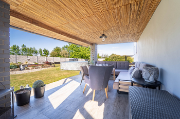 Krytá terasa u zahrady - Prodej domu 139 m², Kutná Hora