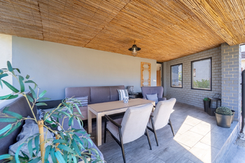 Krytá terasa u zahrady - Prodej domu 139 m², Kutná Hora