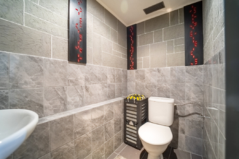 WC v garáži - Prodej domu 139 m², Kutná Hora