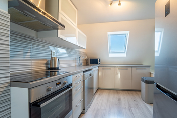 Vybavená kuchyně v patře - Prodej domu 139 m², Kutná Hora