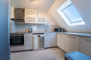 Vybavená kuchyně v patře - Prodej domu 139 m², Kutná Hora